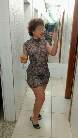 Não sou exatamente o tipo óbvio… e acho que isso fica claro logo de cara.

tenho um jeitinho leve, mas com personalidade. não preciso forçar nada — eu sei o efeito que causo, e gosto disso. sou mais natural, mais tranquila… mas não se engane, tem intensidade aqui também.

não sou de personagem. sou eu mesma: direta, às vezes doce, às vezes provocante. gosto de homens decididos, que chegam com atitude, mas que também sabem apreciar o momento sem pressa.

pra mim, a conexão faz toda a diferença. o jeito que você chega, o cuidado, a intenção… tudo isso conta.

sou simples no que precisa ser, mas sei exatamente onde entregar algo a mais. tenho meus limites e levo isso a sério — mas dentro deles, você encontra uma experiência envolvente, leve e ao mesmo tempo marcante.

não é sobre ser perfeita… é sobre ser de verdade.

se você entendeu a vibe, acho que a gente pode se dar bem. 💫
