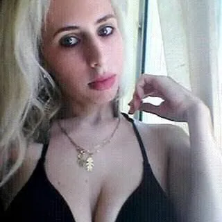 Loira  Ruiva, magra branquinha de olhos verdes. 