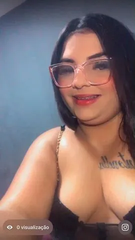 Morena bonita de cabelo liso 