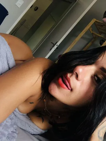 A dona da sua felicidade, pronta para realizar todos os seus fetiches 
E ainda tenho uma amiguinha caso seja amante de um menage rsrs