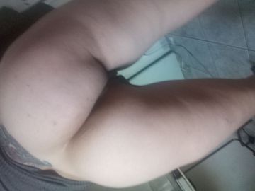 Alta magra quadril largo peito pequeno cabelo preto abaixo do ombro tatuagem sem frescura e pronta pra te satisfazer 