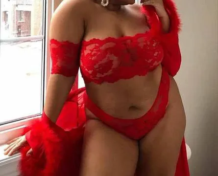 olá sou a lena tenho local para todos os dias , em uma belíssima pousada sou morena cabelos loiros tingidos seios e bumbum grandes .massagens com acessórios mais informações no zap 
