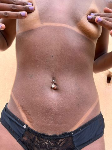 Pele morena com tatuagens cabelo  curto 