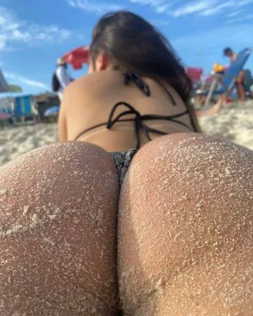 Uma lorinha bem safadinha, tenho tensão em dar o cuzinho e tomar leitinho na boca 
