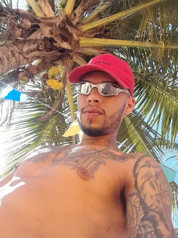Ola sou hugo inicante sou ativo e passivo,dotado de 18x5  altura 1,80 corpo definido.
Meu atendimento e liberal,sou carinhoso e deixo as coisas aconteceram para que seja tudo bem gostoso e exictante.
Realizo oral total e tambem deixo fazer em mim,beijo grego,e fetiches em geral.
Atendo em meu local proprio e discreto aconchegante para maior privacidde e conforto;
Estou a sua espera para passarmos momentos agradaveis e deliciosos