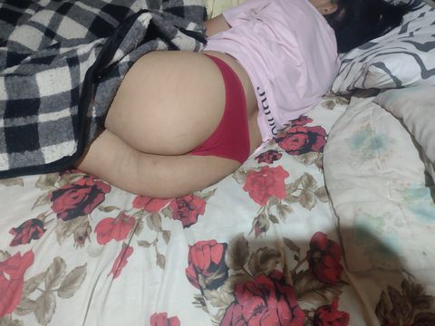 Moreninha bumbum grande seios médios apertadinha cochas grossas. 