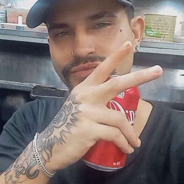 Moreno tatuado, corpo atlético e dotado, entrem em contato faço um ótimo atendimento, fiquem a vontade para qualquer dúvida 