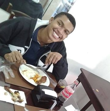 Só um cara em busca de novas experiências. Atendo a todas as suas exigências e fetiches, respondo rápido, não tenho preferência sexual, respeito todos/todas independente da orientação sexual, não tenho problema nenhum em aceitar mais de uma pessoa na hora do ato.