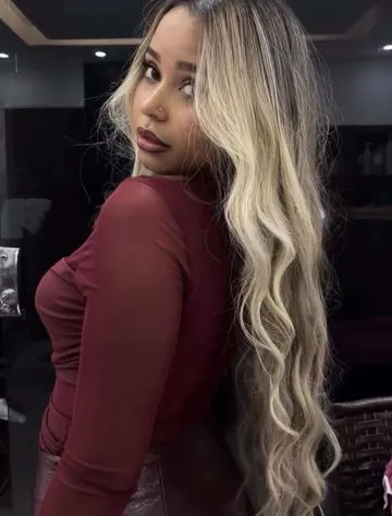 Uma garota loira muito sensual para realizar todo seus fetiches mais quentes disponível agora