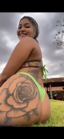 Eu sou atenciosa, carinhosa, sou bem autêntica dependendo da conversa topo tudo
 