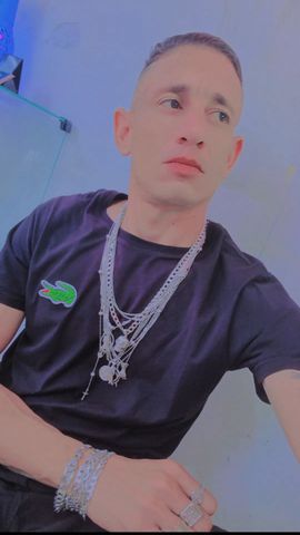 Me chamo Juninho sou hetero amo chupar uma buceta sou alto magrinho tatuado carinhoso e dono de uma bela ferramenta  de 22 cm me contratem e verás que serei a melhor contratação 