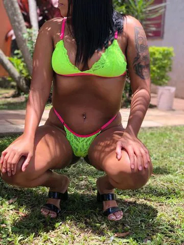 Não sou daquelas que precisam fazer muito esforço para chamar atenção. Quem me conhece percebe rapidamente que existe algo além da aparência. Gosto de estar sempre bem cuidada, cheirosa, elegante e pronta para proporcionar momentos leves, agradáveis e sem pressa. Acredito que os melhores encontros acontecem quando existe sintonia, conversa e aquela sensação boa de estar ao lado de alguém que realmente sabe aproveitar cada momento. Sou espontânea, divertida e gosto de receber atenção na mesma medida que gosto de oferecer. Tenho um jeito envolvente, uma personalidade marcante e uma energia que costuma surpreender quem me conhece pela primeira vez. Talvez seja por isso que tantas pessoas voltam a me procurar. Porque algumas experiências são passageiras. Outras ficam na memória. Se você procura uma companhia diferenciada, que valoriza discrição, boa conversa e momentos especiais, vou adorar conversar com você. Meu nome é Bombom. Agora que você chegou até aqui, talvez seja a hora de descobrir pessoalmente o motivo de tantas pessoas não conseguirem me esquecer.