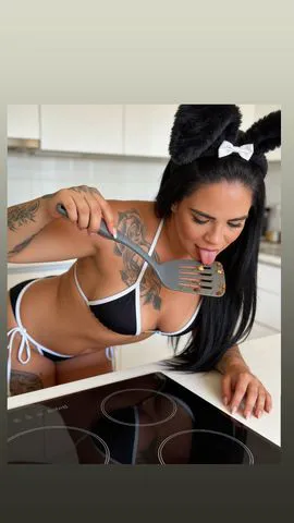 Atendo sozinha local discreto atendimento sem frescura estilo namoradinha garganta profunda anal gostoso sem regular posições realizo fetiches dominação trabalho com massagens relaxante muscular ventosa tântrica nuru tailandesa prostática peniana,inversão entre outros 
Sou bonita cheirosa pele macia corpo bem cuidado faço estilo natural tudo podi acontecer só depende de vc Adoro beijos e carícias bastante oral o principal minha boquinha e bem gulosa faço face fuck oral até o final sugo todo seu leite vem tenho local sozinha com garagem não.sou fake sou apenas uma gata manhosa querendo muita pica nesse rabinho minha bucetinha piscando e mordendo seu cacete vou ti levar a loucura 