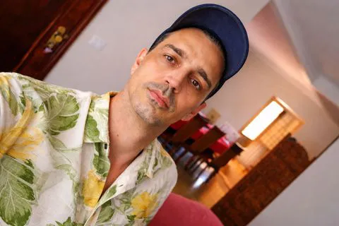  Hétero, apenas mulheres. Satisfazer é meu ponto forte. Branquinho, gostosinho e o melhor em dar prazer e sentir 
