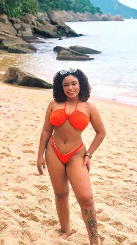 Sou da bahia e cheguei para te dar muito prazer, me chamo Letícia e sou uma linda morena cacheada e de pele quente, com uma voz alegre e olhar que despista para depois dominar, sou uma acompanhante perfeita e inesquecível.
Comigo é presença que envolve, toque que marca e prazer sem pressa, gosto de homens que sabem conduzir durante um momento recheado de prazer, mas também de virar o jogo, se é atitude que te move, venha me conhecer que não vai se arrepender.
Vamos nos encontrar aqui na cidade de São Paulo, onde atendo na Anhangabaú, com hora marcada, então não perca tempo e me chama pelo número 11993233739 e venha me conhecer, te espero ansiosa, beijinhos.