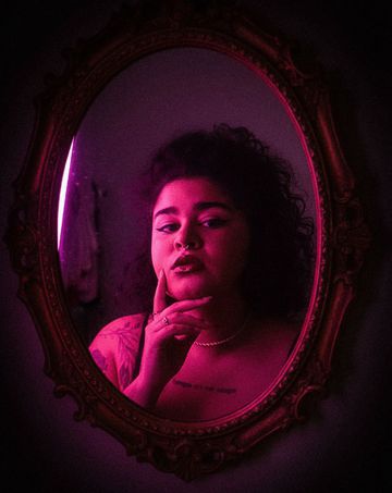 Olá, eu sou a Artemis, sua deusa da caça. Uma mulher estilo latina, de corpo quente e desejo nos olhos, acompanhante com um corpo plus size, com curvas nos lugares certos, um corpo natural e divino, seios grandes, bumbum grande, silhueta e um olhar que vão te tirar do sério.
Além do mais, sou uma mulher educada, que sabe dialogar, te deixar no clima e te fazer esquecer que você está com uma profissional, posso te divertir e te deixar exausto se quiser, mas também posso te relaxar e fazer você esquecer dos problemas por algumas horas.
Em matéria de fetiches não tenho problema com nada, fique à vontade para compartilhar comigo. Meu critério não é nada além de respeito, tenha isso em mente e será um prazer te conhecer.
Estou aqui na região de Acarape, em Teresina, venha se divertir e se aprazer comigo, é só me chamar pelo número de telefone 86988498475. Beijões.