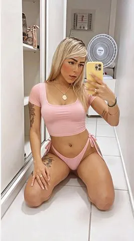  Eu me chamo Luna uma bela escort de luxo, toda diferenciada, sou uma taurina loira com cabelos curtos, pele branquinha, sedosa e perfumada. Dou preferência e prezo por homens gentis e cavalheiros. Tenho um bumbum esculpido, com seios naturais durinhos, e uma buceta lisinha, rosinha e gostosa.que sei que vão amar, sou uma mulher receptiva, educada, sempre de alto astral e carinhosa.
Estilo namoradinha, sou muito sensual e com uma pegada de te fazer enlouquecer de tesão. E para lhe deixar ainda mais incontrolável, durante toda penetração faço pompoarismo. E tenho um brinquedinho que nos deixará nocauteado de prazer. Atendo estrangeiros, me desloco para atender em hotel ou motel com valor adicional, jde forma discreta, vestimenta casual, sem exageros para lhe deixar confortável. Uma companhia que te deixará plenamente satisfeito e com toda descrição que procura.
Meu atendimento vai muito além de sexo rotineiro, tenho o dom de surpreender em todo sentido. Te farei sentir os toques mais inesquecíveis, sou sistemática com a higiene, e eu prezo muito a isso. Estou te esperando