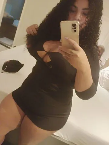Morena encorpada tenho local tenho brinquedos tipo consolos, plug um cuzinho de silicone, algemas 