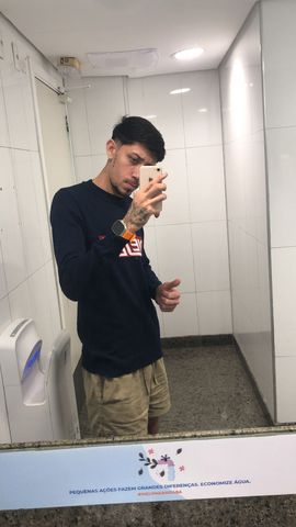 Olá me chamo david tenho 24 anos  tem um braço e metade do corpo fechada de tatuagem gosto de conversa, gosto de pegacao, sou muito eclético gosto de conversar sobre tudo 