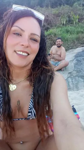 Ola amores ! 
Somos um casal real, e fazemos pg juntos .
Eu bi , morena bronzeada, cabelos cacheados, magrinha e tatuada . Ele hetero ativo, moreno , barba , gordinho, roludo e tatuado.
Atendimento diferenciado, realizamos dp e fetiches 
Atendemos em motel ou residência 
Venham se delíciar conosco 🔥