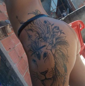 Sou branca, cabelo preto, 1,61 de altura falsa magra tatuada porcig na língua faço anal sou carinhosa venham se divertir comigo venham tenho local 