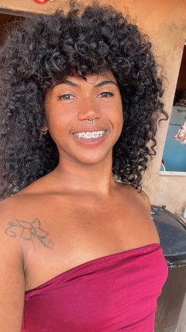 Sou uma bela trans toda lisinha e cheirosa pra vc, adoro mamar um pau bem gostoso.