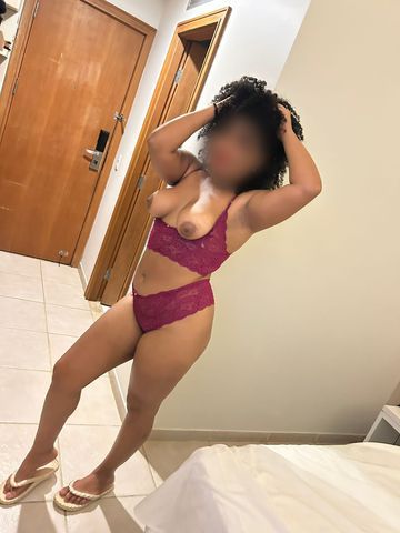 Olá meu amor, sou Pérola, atendo em hotéis . Faço estilo namoradinha, e meu diferencial é fazer com que cada cliente de sinta único e desejado, não tenho frescuras e nem atendo de forma mecânica. Tenho seios medianos, rosto angelical, cheirosa e limpinha e além do mais cuido muito bem da saúde íntima, possuo um corpo não totalmente padronizado, porém em forma. Gosto de fazer um oral gostoso até a finalização, adoro beijar, dar carinho e provocar. Também atendo por chamadas de vídeo. Atendo homens, mulheres e casais. Te Espero!