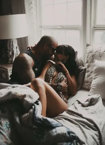 Gretha & Eros… o casal real que vai fazer seu corpo tremer de prazer.

Ela, bissexual, pele macia e toque hipnótico. Ele, hétero, forte e totalmente entregue ao desejo dela e ao seu.

Juntos, quatro mãos especializadas em massagem sensual profunda que levam até o limite do êxtase.Toques quentes, respirações sincronizadas, corpos entrelaçados… e a possibilidade de viver o prazer a quatro mãos ou a quatro corpos.
