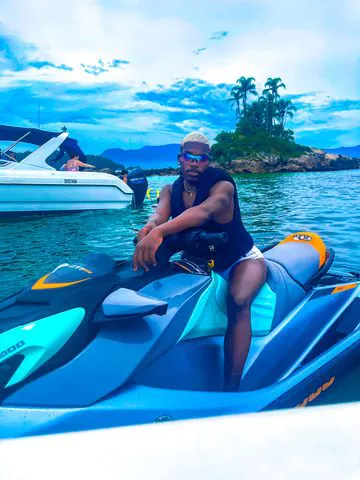 Preto de um metro e setenta e nove, corpo natural. Sou descontraído, divertido e vaidoso, adoro cuidar de mim.

Prezo por respeito e educação em todas as ocasiões. Gosto de encontros e conexões reais que vão além do sexo. Aprecio um bom vinho acompanhado de risadas e conversas interessantes.

Estou aberto a novas experiências no estilo Sugar baby, com reciprocidade e leveza..

Peço contato com cinquenta minutos de antecedência para que eu possa me preparar com todo cuidado e atenção. Estarei sempre cheiroso para te encontrar. Beijoss
