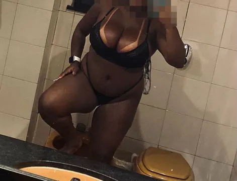 Olá, sou preta intensa seios fartos e bumbum natural, venha marcar um horário comigo não irá se arrepender. não tenho local porém vou à residência e motel.
