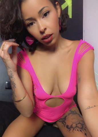 Linda simpática carinhosa pronta pra satisfazer seus desejos Antendo presencial e vídeo chamada 