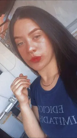 Oii vidas faço presencial  e vendo  Conteúdos também faço chamadas bem quentes e massagens tánbem sou carinhosa so me.chamar no zap...😘😍