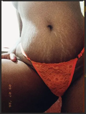 🤎 Morena, cacheada, 22 anos... ✨ Daquelas que conquista no olhar e desperta a curiosidade. 😏 Faço vídeo chamada📹, gosto de sexo com muito carinho e conexão. 💋 Se você sabe apreciar uma boa companhia, pega esse tesão todo e vem cá 🙈