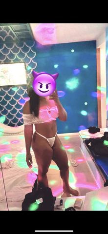  Olá, sou a Kathy Bombom, uma mulher negra e sarada com um corpo escultural pronto para te satisfazer. Estou disponível para atendimento em diversas regiões do Rio de Janeiro, incluindo a capital e as zonas Leste, Norte, Oeste e Sul. Meu atendimento pode ser realizado em clubes de swing, flats, hotéis e motéis, sempre com discrição e sigilo.

No meu atendimento, ofereço uma variedade de serviços para garantir sua satisfação total. Isso inclui beijo na boca, sexo oral sem camisinha, e anal, este último a combinar com o cliente. Posso garantir até duas finalizações durante o nosso encontro.

Sou uma mulher determinada e experiente, com um corpo perfeito que inclui um belo bundão, coxas grossas e seios durinhos. Minha xotinha é toda lisinha e apertadinha, e meu oral é inesquecível, babadíssimo. Posso ser meiga e carinhosa como uma namoradinha, ou bem vagabunda, de acordo com suas preferências.

Apesar da minha sensualidade, sou educada e de fino trato, com formação universitária. Atendo homens, casais e grupos, e também posso acompanhá-los em festas e eventos. Além disso, ofereço atendimento virtual para aqueles que preferem interações online.

É importante ressaltar que não disponho de local próprio, portanto, nosso encontro pode ser realizado em motéis, hotéis ou até mesmo na sua residência. O valor do meu cachê varia de acordo com o tipo de atendimento e inclui opções com ou sem anal, conforme suas preferências.

Tenho 35 anos e peso 64kg, garantindo uma experiência única e memorável para todos os meus clientes. Aceito pagamento via PIX, dinheiro e cartão de crédito e débito, proporcionando comodidade e facilidade para todos.

Estou ansiosa para te conhecer e te proporcionar momentos de intenso prazer e diversão. Entre em contato comigo para agendarmos nosso encontro e embarcarmos juntos nessa deliciosa aventura.