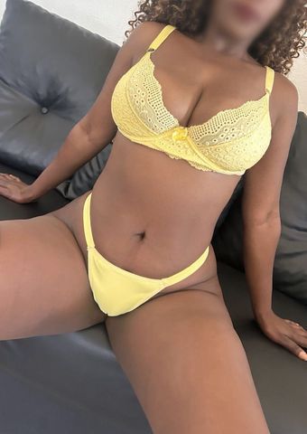 Ola, me chamo Suelen e sou essa deliciosa acompanhante negra, no estilo mignon, exatamente como as fotos  que você está vendo. Além de ter um belo corpo, sou uma mulher linda e provocante.
Tenho lindos seios médios que adoram ser chupados e acariciados, então pode se esbaldar, uma cintura fina, um bumbum arrebitado, redondinho e muito guloso, além da pele macia e cheirosa. Dou início ao nosso momento com muitas preliminares, beijo na boca e um oral babadinho e com calma para te deixar com muito tesão.Faço beijo grego, já incluso no cachê, é só me dizer o que curte que terei o maior prazer em te chupar gostoso. Realizo sexo vaginal nas posições que preferir e também faço o melhor anal da sua vida, adoro levar rola no meu cuzinho guloso, e me realizo ao sentir um pau pulsando enquanto goza bem fundo nele. Meu atendimento é completo por período, ou seja, você pode se deliciar e gozar quantas vezes quiser, meu objetivo é te proporcionar um momento único de prazer e relaxamento, com você aproveitando cada segundo.