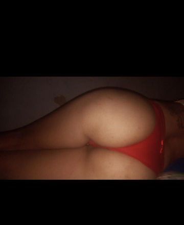 1.50 branca calos curto branca. ,  tatuada simpatica legal com local