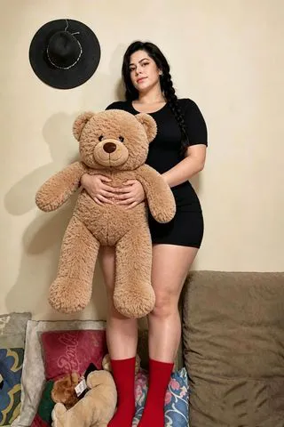 Sou uma acompanhante bem tesuda e muito fogosa, Não sou do tipo mecânica sou tranquila e bem natural. Amo preliminares e gosto muito de deixar o meu parceiro bem excitado e a vontade para gozar bem gostoso.meu oral é bem molhadinho como eu, e o meu anal é simplesmente uma delícia.
