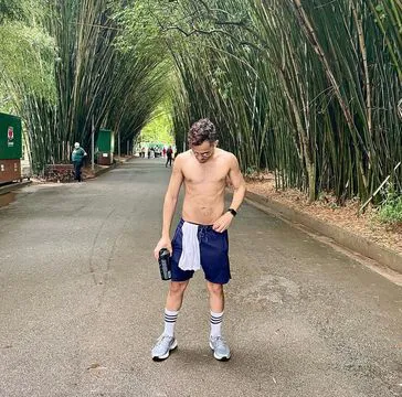 O Seu Melhor Destino em Maceió: Elegância, Frescor e Prazer sem Limites

Você busca mais do que um encontro casual? Procura uma companhia que saiba transitar entre um jantar sofisticado na Ponta Verde e a entrega total entre quatro paredes?

Prazer, sou seu novo vício. Um moreno de 25 anos, com a cor do sol de Alagoas e o vigor de quem vive a vida com intensidade. Com 1,69m e 68kg de um corpo definido por treinos diários e caminhadas na orla, sou aquele molecão gente boa que você pode levar para qualquer lugar: do evento social mais exigente à viagem internacional dos seus sonhos. Sou o seu parceiro de todas as horas.

🍷 O Companheiro Ideal (Distinção e Cultura)
Formação Superior: Inteligente, articulado e discreto.
Poliglota: Falo português, inglês, espanhol e já arranho no francês (ideal para te acompanhar além das fronteiras).
Higiene Impecável: Sou obcecado por autocuidado. Pele sempre hidratada, cheirosa, cabelo no lugar e aquele hálito fresco que convida para beijos longos.
Vibe: Adoro um açaí pós-treino, jantares românticos e sou apaixonado por perfumes e mimos.

🔥 O Amante Voraz (Safadeza e Atitude)
Se na mesa sou um príncipe, na cama sou o seu maior pecado. Tenho pouca experiência no mercado, o que me dá aquele frescor de quem faz com tesão real, e não por rotina.
Dotado: 18cm de um pau não circuncidado, bem cabeçudo e pulsante.
Estética: Pentelhos aparados e uma bunda convidativa, com a região do "perigo" sempre depilada e hidratada com carinho todos os dias.
Liberdade: Sou adepto da 'PrEP' e da DoxiPEP e adoro a sensação do contato pele na pele. Estou aberto ao *sexo sem preservativo*, pronto para receber ou *dar muito leite* e gozar com você uma, duas, três vezes... o tempo que você quiser.

✈️ O que eu busco?

Quero alguém que saiba valorizar o que é bom. Quero ser seu convidado em viagens, sua companhia em jantares e o motivo do seu sorriso ao me presentear. Sou aquele investimento que retorna em prazer, parceria e memórias inesquecíveis.

*Venha descobrir como é ter um acompanhante de luxo que tem cara de "menino da faculdade", mas pegada de homem decidido.*
Status: Ativo/Passivo/Versátil
Saúde: Em dia (PrEP e DoxiPEP)
Disponibilidade: Maceió, Viagens e Eventos.

Prepare o meu presente, escolha o perfume e vamos viver o que você sempre imaginou!