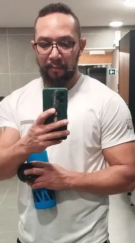Mestre do prazer, sei como satisfazer uma mulher. Como? Vem descobrir😉!
Obs.: Ótimo massagista 😎.